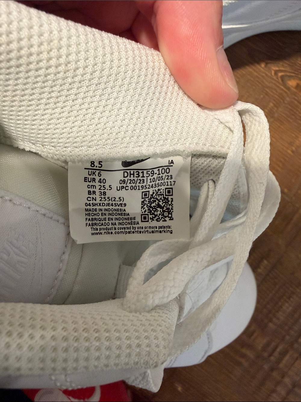 Nike White Low-Top Athletic Sneakers - Picture 2 of 2